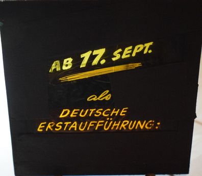 Kinowerbung Glasplatte Dia 8 x 8cm - Deutsche Erstaufführung