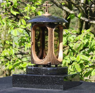 Grablaterne mit Kreuz in Bronzelackierung auf Granitsockel Grablicht Grab-Lampe