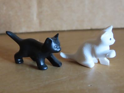 Figur zwei Katzen mini schwarz u. weiß ca. 1,8 cm H.