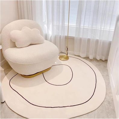 Wohnzimmer unregelmäßiger Couchtisch dekorative Bodenmatte