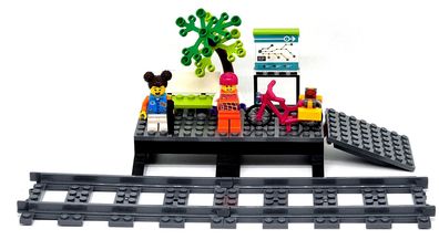 LEGO City Eisenbahn 60337 Bahnhof Bahnsteig + 2 gerade Schienen,2 Figur + Fahrrad