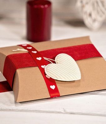 Valentinstag Geschenkkarton Nr 2 Herzband rot/ weiss & Hängeherzen Geschenkset