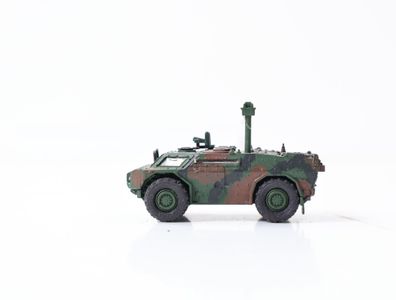 Roco minitanks H0 709 Militärfahrzeug Spähwagen Fennek mit Tarnlackierung 1:87