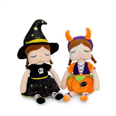 Niedliche Hexe und Kürbis Plüschtiere für eine spaßige Halloween-Atmosphäre