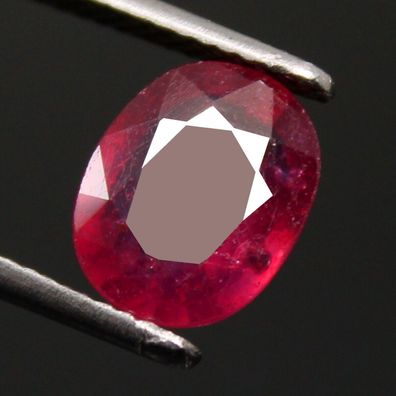 Ovaler roter Mozambique Rubin ca. 8 x 10 mm ca. 3,55 Carat