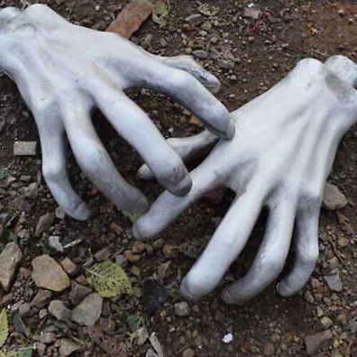 2 STueCKE BLOODY HORROR SCARY Halloween PROP FAKE Lifesize ARM HAND PROP ORNATE