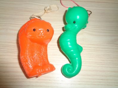 2 DDR Plastefiguren / Anhänger Katze und Seepferdchen