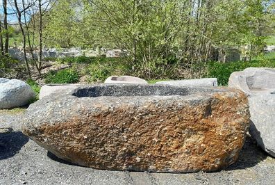 Großer Findlingsbrunnen aus Granit, Granitbrunnen, Brunnen für Garten, Brunnentrog