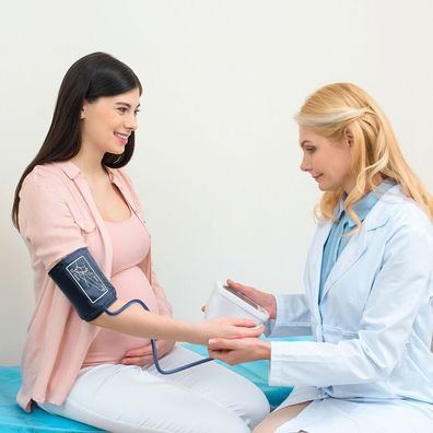 SILVERGEAR) Digital Blutdruckmessgerät Oberarm LCD Blutdruck Monitor Automatisc