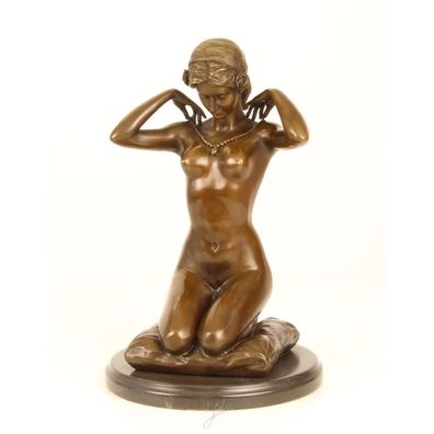 EEN Bronzen Sculptuur Genaamd NIEUWE Ketting