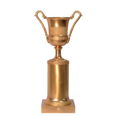 Bronzen urn op standaard