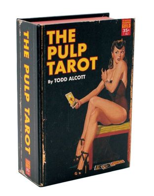 UPG Pulp Tarot Deck wordt vertaald naar het Nederlands.