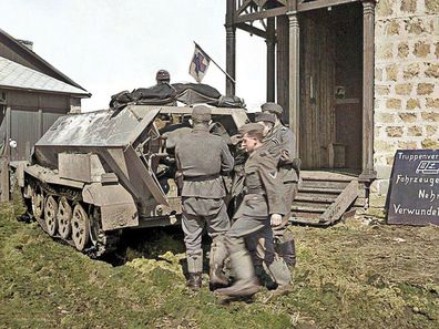 ICM 1:35 35114 'Krankenpanzerwagen' Sd. Kfz.251/8 Ausf.A , WWII German Ambulance with