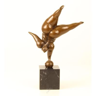 EEN Modernistische Bronzen Sculptuur VAN EEN Balancerende DAME