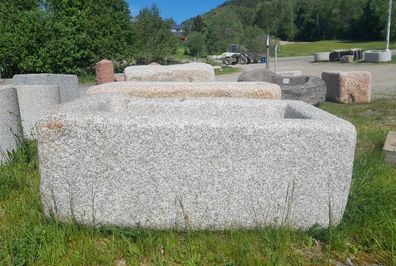 Granitbrunnen, Granittrog, Steintrog aus Granit, Brunnentrog, Gartenbrunnen, Granit