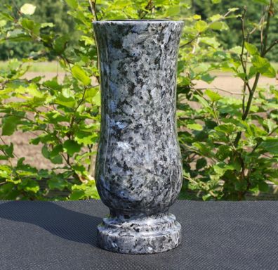 Vase Steinvase Grabvase Gartenvase Granitvase aus Granit Labrador