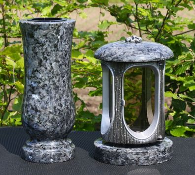 Grablaterne und Vase aus Labrador Granit