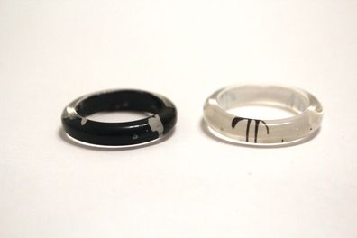 Modeschmuck 2 Ringe Kunststoff schwarz weiß Gr. 17-19 Mix verschiedene Designs