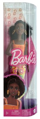 Mattel HPF74 Barbie mit lockige Schwarze Haare, Kleidung, Plateausandalen und Ac