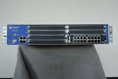 Juniper SRX650 Firewall - 1 x XPIM 16GigE / 1 x SRE 6 / RMK / Lizenzen