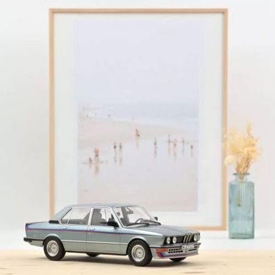 BMW Miniatur M535i E12 - 1980 blau met. mit M Dekostreifen 1:18, limitiert