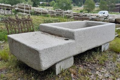 Großer Granitbrunnen mit Sitzfläche, Granitbrunnen, Granitwassergrand, Granitbecken