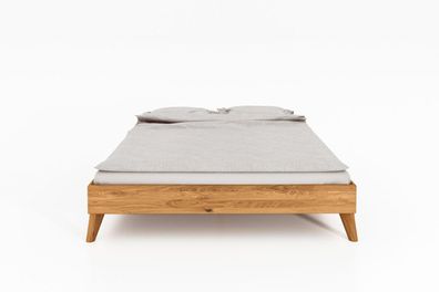 Bett Gerg 3 aus Wildeiche massiv 180x200 cm ohne Kopfteil mit Holzbeinen