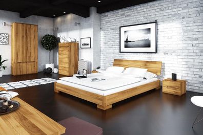 Bett Bento 5 aus Wildeiche massiv 200x200 cm mit Holzkopfteil und Holzbeinen