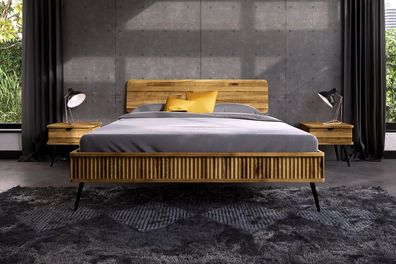 Bett Tula 1 aus Wildeiche massiv 200x200 cm mit Holzkopfteil und Metallbeinen