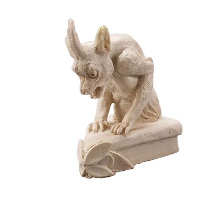 Kleiner beigefarbender Gargoyle auf Stein mit Horn