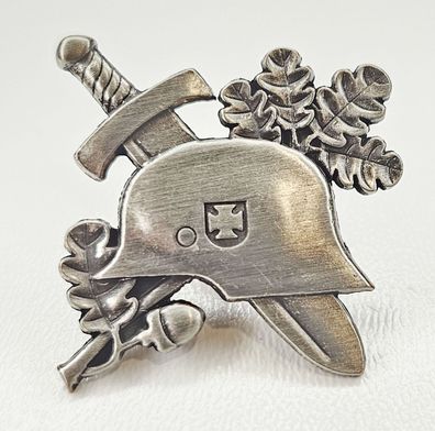 Pin Stahlhelm mit Schwert und Eichenlaub - 3 x 3 cm