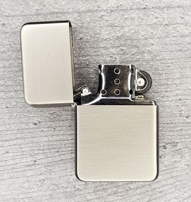 Sturmfeuerzeug Lanz Bulldog - Satin Nickel - Mit Box