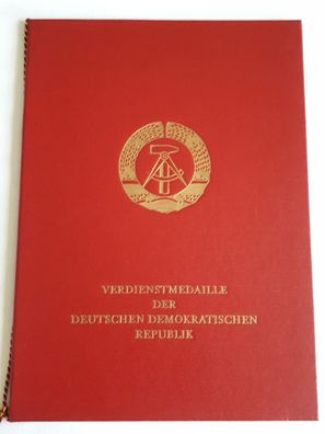 Verleihungsurkunde mit Mappe Verdienstmedaille der DDR