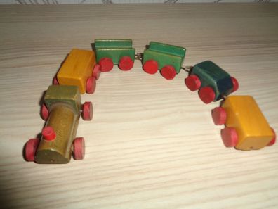 schöne kleine Spielzeugeisenbahn aus Holz -Lok mit 5 Wagen