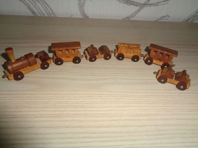 schöne kleine Spielzeugeisenbahn aus Holz -Lok mit 5 Wagen-natur