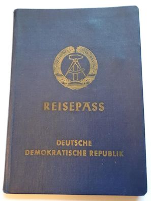 DDR Reisepass eines Chefredakteurs mit zahlreichen Auslandsreisen