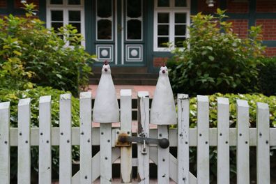 Sehr süßer Landhaus Zaunhocker Huhn Elli, Zaunfigur aus Keramik, Gartendeko