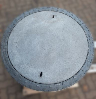 Kanaldeckel Schachtdeckel dunkelgrau aus Compoton, Beton Klasse A15