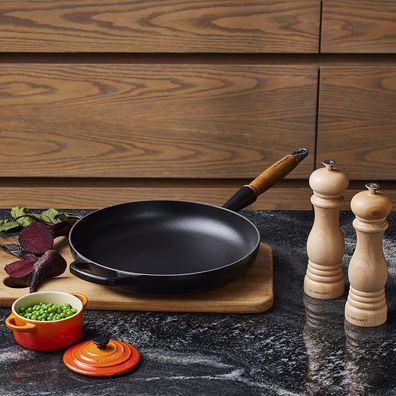 Le Creuset Signature Bratpfanne Gusseisen mit Holzgriff Ø 28cm Schwarz matt