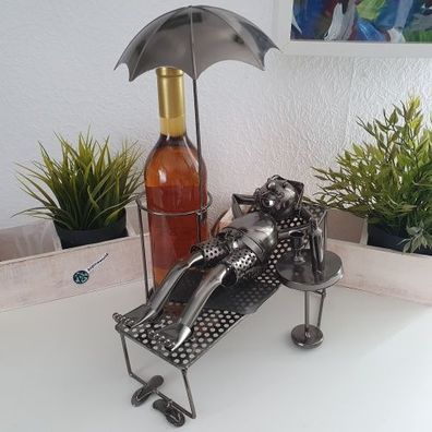 Deko Weinflaschenhalter Figur Mann im Urlaub mit Schirm 37 cm