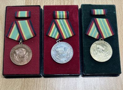 3 Medaillen Treue Dienste Nationale Volksarmee, NVA, Bronze Silber Gold