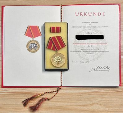 DDR Verdienstmedaille der Nationalen Volksarmee in Gold, Urkunde + Orden + Etui