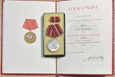 DDR Verdienstmedaille der Nationalen Volksarmee Silber, Urkunde + Orden + Etui