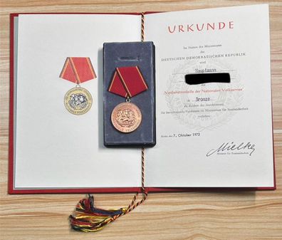 DDR Verdienstmedaille der Nationalen Volksarmee Bronze, Urkunde + Orden + Etui