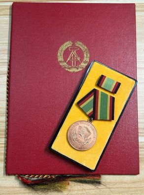 DDR Treue Dienste Medaille NVA in Bronze, Urkunde + Orden + Etui