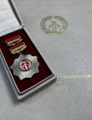 Vaterländischer Verdienstorden in Silber mit Etui, Urkunde und Mappe von 1985