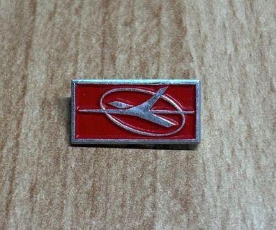 P22 Abzeichen Pin " Interflug " DDR Fluggesellschaft Logo auf rotem Grund