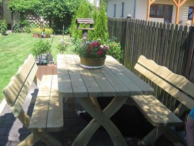 Gartenmöbel, Holzsitzgruppe, Tisch mit 2 Banken . Farbe Naturholz