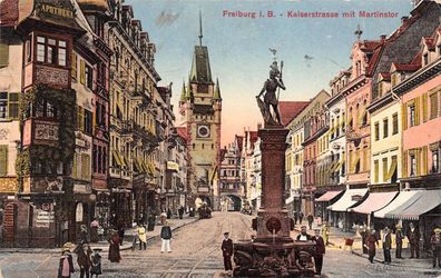 Freiburg i. B. Kaiserstrasse mit Martinstor belebte Strasse Postkarte 1913