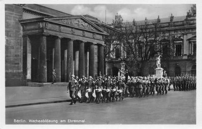 Berlin Wehrmacht Wacheablösung am Ehrenmal Foto Karte